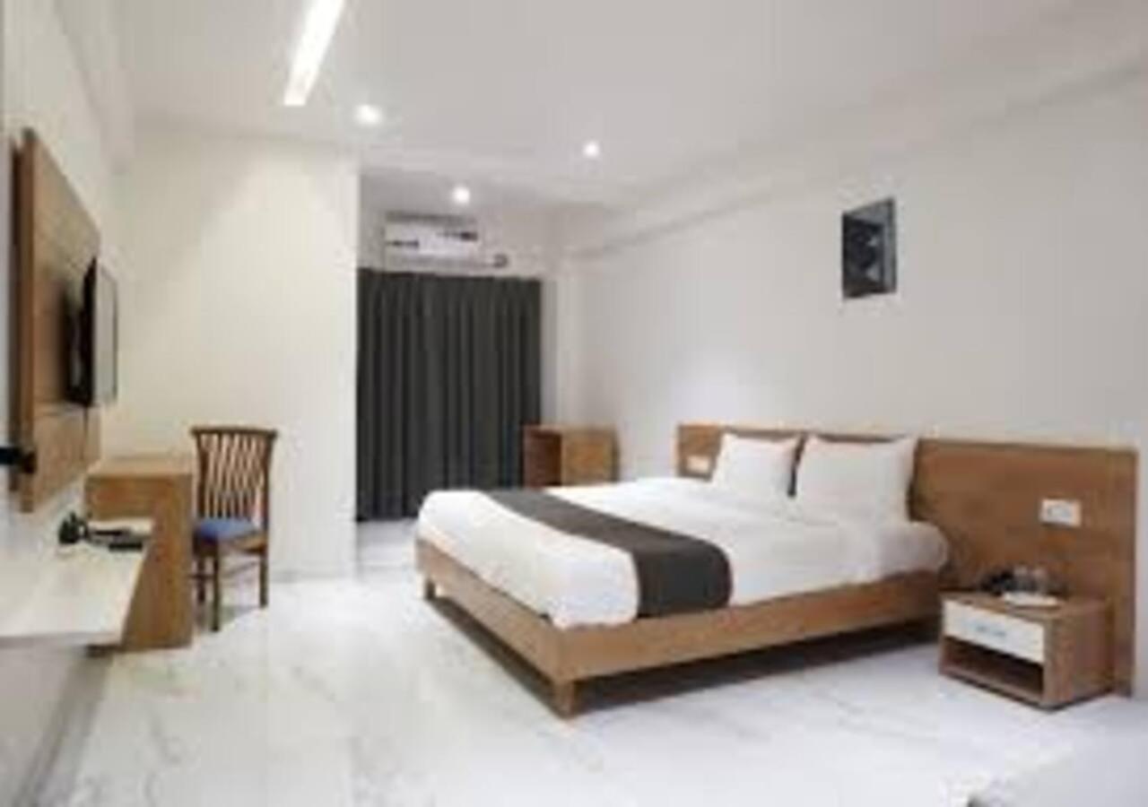L P Regency, Pune Extérieur photo