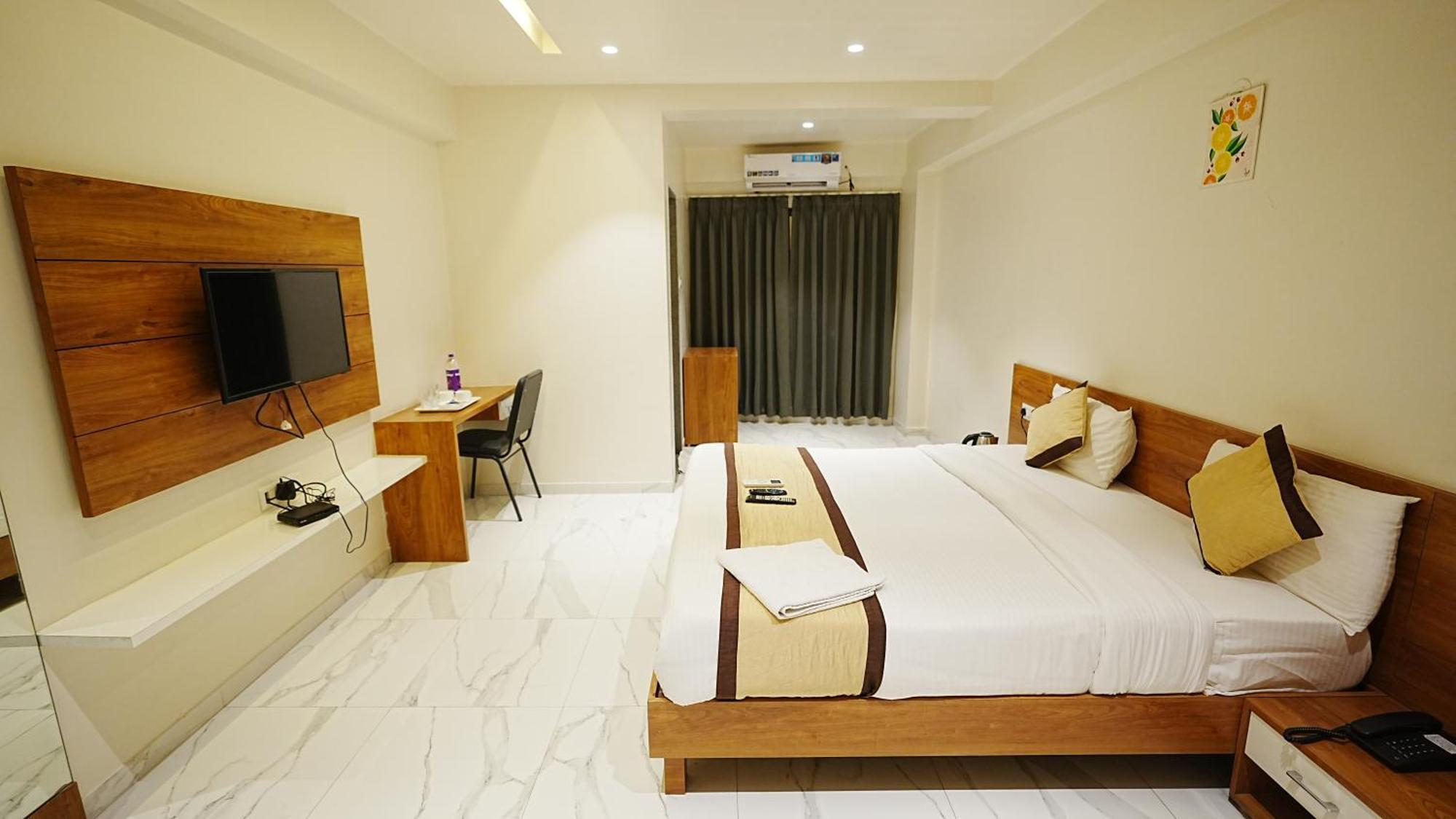 L P Regency, Pune Extérieur photo