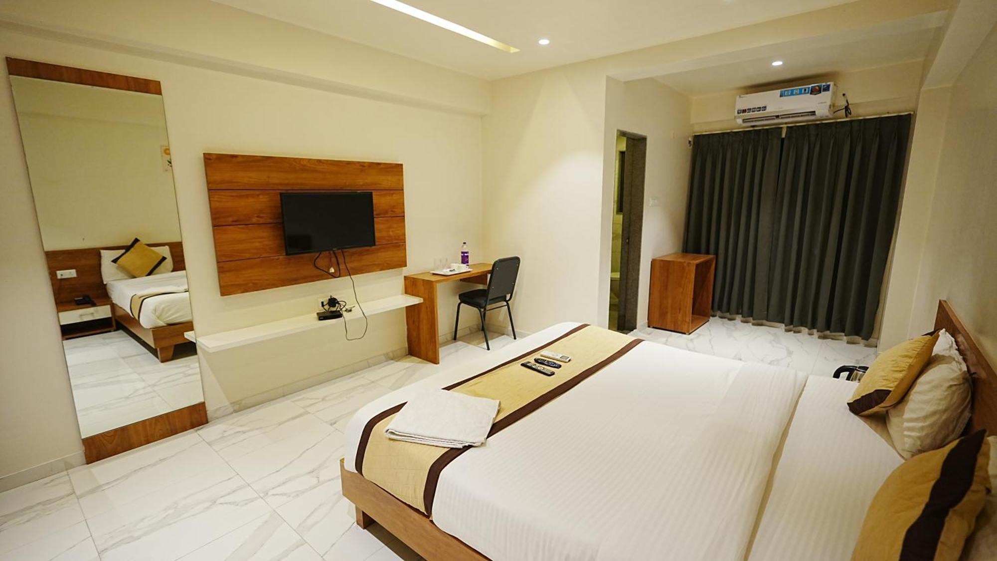 L P Regency, Pune Extérieur photo